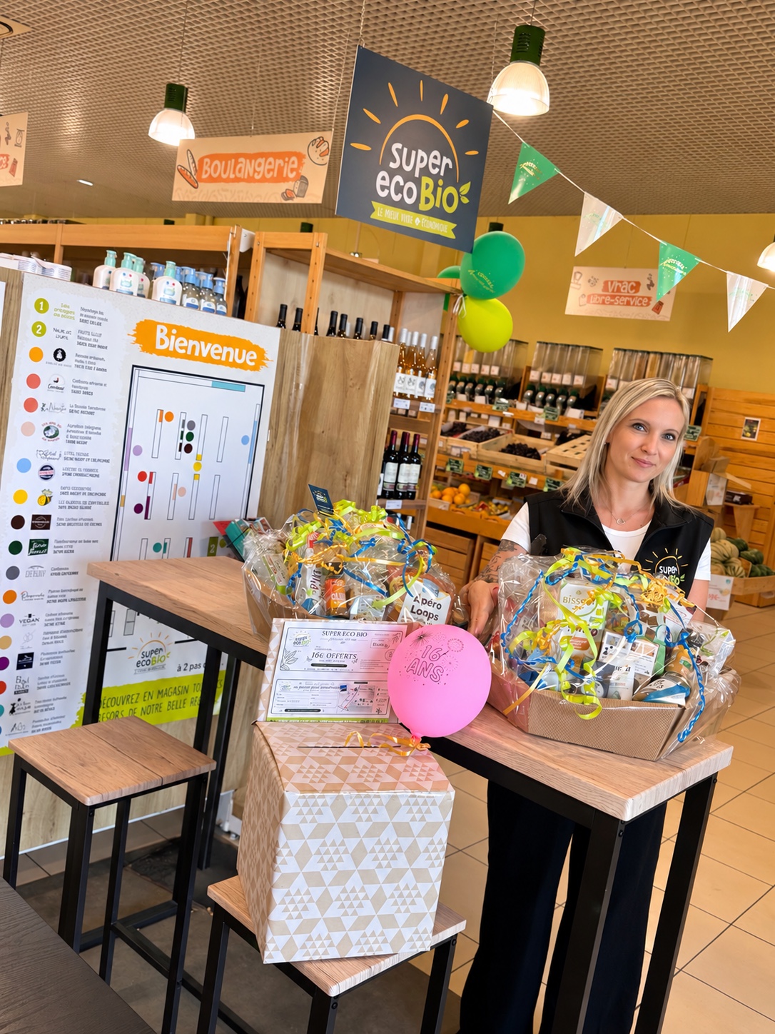 Mélodie présente les deux paniers garnis anniversaire Super Eco Bio